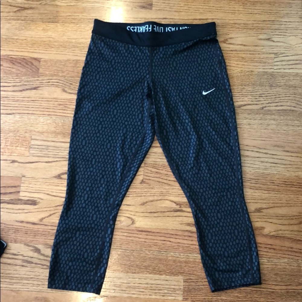 NIKE Cropped Pattern Leggings